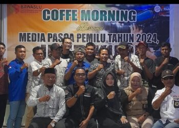 Badan Pengawas Pemilu (Bawaslu) Kabupaten Nagan Raya mengadakan coffe morning dengan wartawan yang bertugas di Kabupaten setempat. Kegiatan coffe morning tersebut, berlangsung Jum’at (7/6/2024) di Jeep Kupi (JK) II Gampong Lueng Baro Kecamatan Suka Makmue.