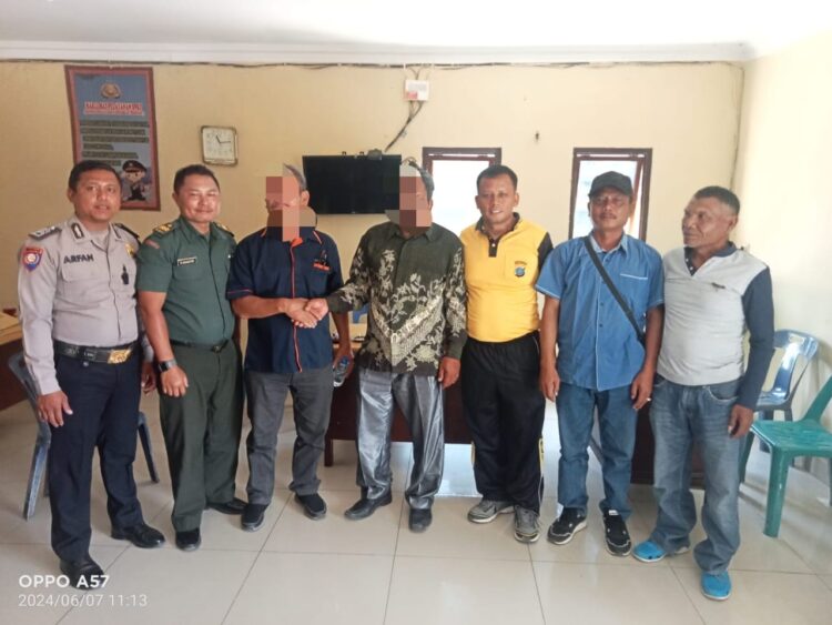 Kapolsek Simanindo AKP Nandi Butarbutar, S.H memimpin sebuah proses mediasi yang sukses di Aula Mako Polsek Simanindo Desa Ambarita, Kecamatan Simanindo, Kabupaten Samosir. Jumat, (07/06/2024)