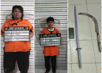 NB: Rendy Aritonang-Amat Rangga-Aldo syahputra. PELAKU PEMBACOKAN: Kedua pelaku anggota geng motor yang melakukan pembacokan terhadap 2 remaja masing-masing berinisial RA dan AR berikut barang bukti celurit dan samurai diamankan di Polsek Medan Timur, Jumat (7/6/2024).(Foto Dok/Polsek)