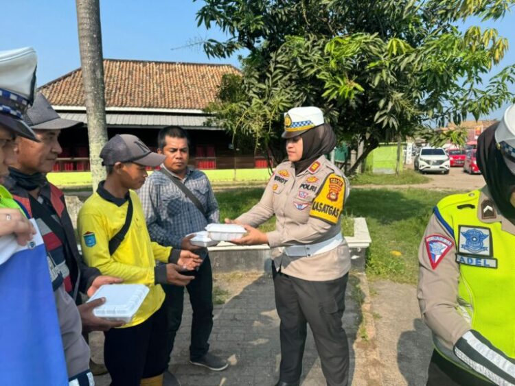 Kegiatan yang dipimpin langsung Kasat Lantas Polres Ogan Ilir AKP Windy SH bersama personil ini rutin dilaksanakan setiap hari Jumat dengan cara menyisihkan rezeki dari para anggota Satlantas Polres Ogan Ilir Polda Sumsel.