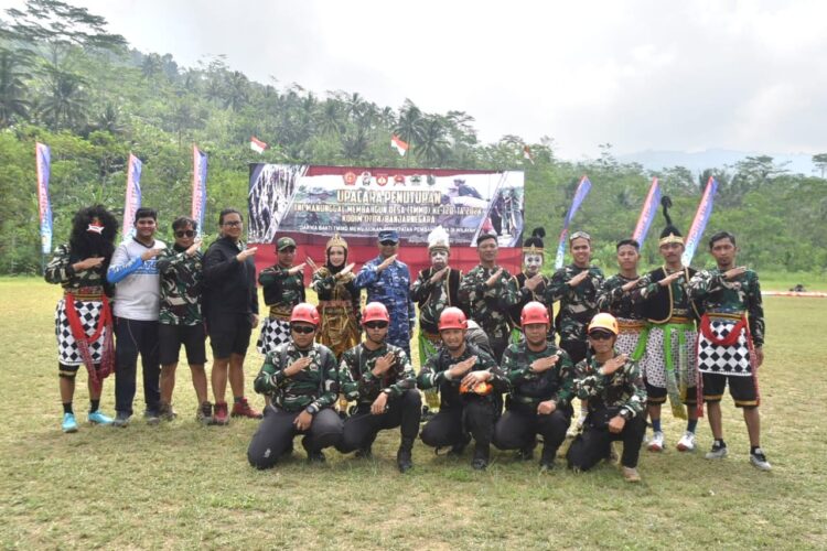 Atraksi atlet paralayang binaan Lanud J.B. Soedirman menjadi salah satu sorotan menarik perhatian tamu undangan dan masyarakat setempat pada penutupan TNI Manunggal Membangun Desa (TMMD) Reguler ke-120 Tahun 2024, bertempat di Desa Sijenggung, Kabupaten Banjarnegara. Jumat (07/06/2024).