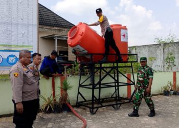Bantuan air bersih yang diberikan adalah sebanyak 15.300 liter ini, diserahkan langsung oleh Kapolsek Indralaya AKP Junardi, SH kepada warga dan dihadiri perangkat Desa Palemraya, pada Kamis (6/6/2024).