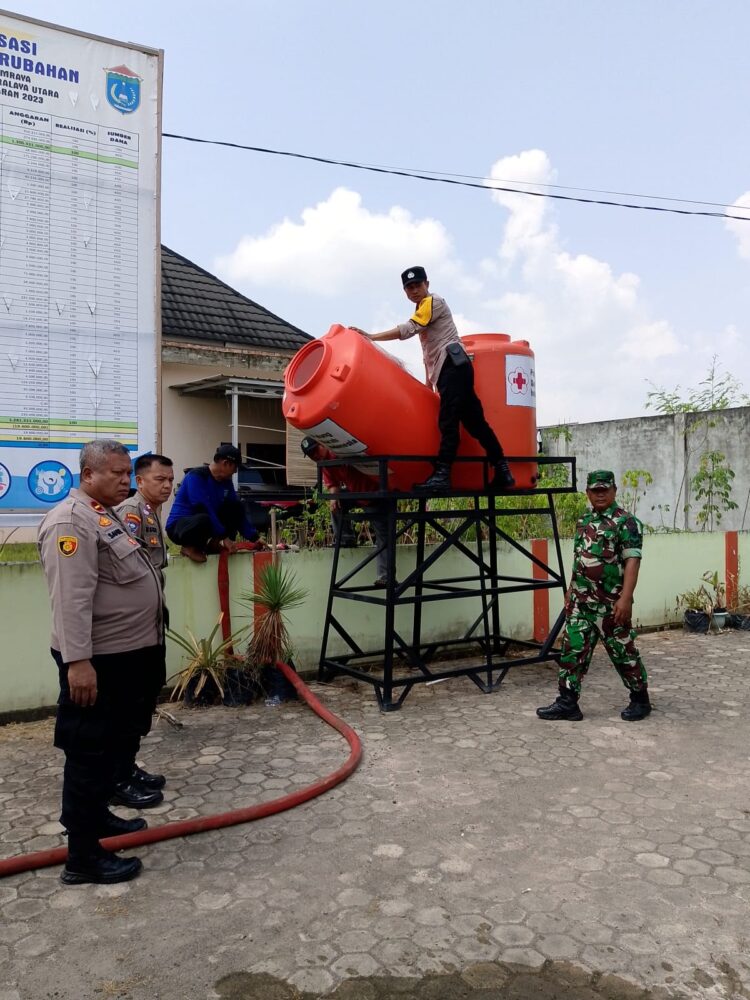 Bantuan air bersih yang diberikan adalah sebanyak 15.300 liter ini, diserahkan langsung oleh Kapolsek Indralaya AKP Junardi, SH kepada warga dan dihadiri perangkat Desa Palemraya, pada Kamis (6/6/2024).