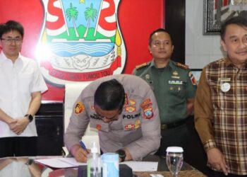 Kapolresta Manado, Kombes Pol Julianto Sirait, telah secara resmi menandatangani Naskah Perjanjian Hibah Daerah dengan Pemerintah Kota Manado dalam sebuah acara yang diadakan di Balai Kota Manado. Perjanjian ini merupakan langkah penting dalam upaya meningkatkan kerjasama antara kepolisian dan pemerintah daerah untuk memperkuat keamanan dan ketertiban di Kota Manado, Jumat (7/6/2024).