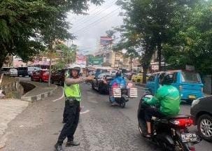 Personel dari Satuan Lalu Lintas (Satlantas) melaksanakan Operasi Cakalang di beberapa titik strategis