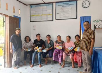Pemerintah Nagori Diparhataran kecamatan Jorlang Hataran kabupaten Simalungun menyerahkan bibit jagung Varietas Pioneer P32 kepada para petani jagung dikantor pangulu Nagori Diparhataran dipimpin Pangulu Nagori Diparhataran Sejuk Sinaga SE di dampingi oleh Sekretaris Desa Anto Oden Sinaga dan perangkat desa, Jumat (07/06/2024) pukul 09:00 Wib.