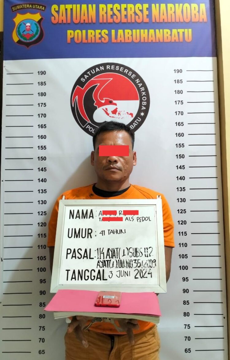Tim Opsnal Satres Narkoba dibawah pimpinan IPDA Rahmadhan Hilal berhasil menangkap ke-3 orang dalam persekongkolan menjual Narkoba jenis sabu berinisial ART Als Pedol, laki-laki, 40 thn, Petani, Alamat Dusun I B Desa Kampung Pajak Kec. Na IX-X Kab. Labuhanbatu Utara.