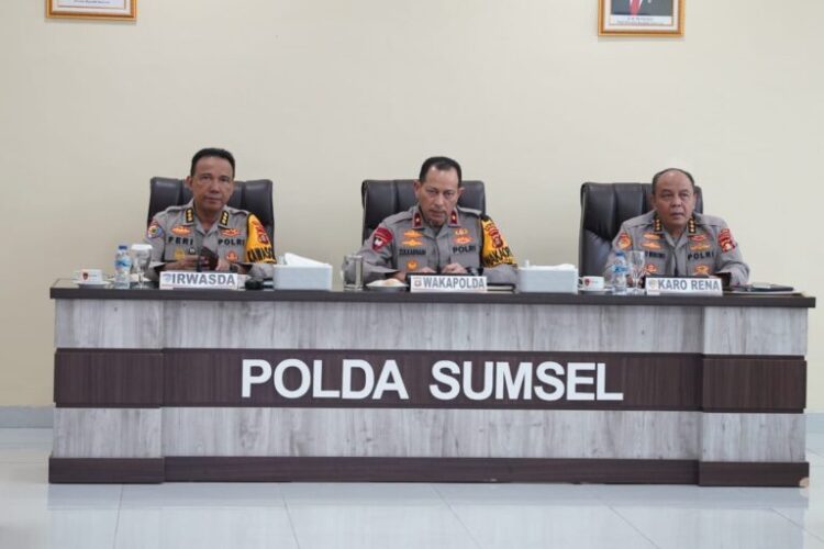 Wakil Kepala Kepolisian Daerah (Wakapolda) Sumatera Selatan (Sumsel) Brigjen Pol M.Zulkarnain, SIK, MSi memimpin rapat kesiapan kunjungan SSDA PPRA LXVII Lemhanas RI dan Peringatan Bhayangkara ke-78 yang jatuh pada 1 Juli 2024 Mendatang, rapat tersebut bertempat di ruang Vicon lantai II Gedung Utama Presisi Mapolda Sumsel jalan Jenderal Sudirman KM 4 Palembang. Jumat (07/06/2024) sore.
