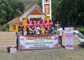 Polres Samosir menggelar kegiatan bakti sosial di Kecamatan Harian.Sabtu, (08/06/2024) dipimpin oleh Kompol Efendi Abbas, personil Polres Samosir, Polsek Harian bersama Bhayangkari Cabang Samosir bergotong-royong membersihkan Gereja Katholik dan Mesjid Almubarok Holbung Desa Janji Martahan Kec. Harian Kab. Samosir.