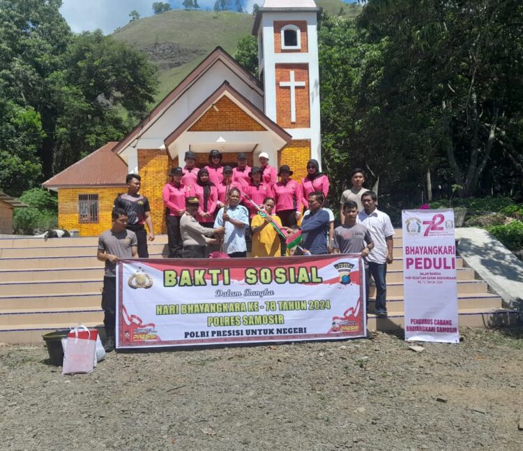 Polres Samosir menggelar kegiatan bakti sosial di Kecamatan Harian.Sabtu, (08/06/2024) dipimpin oleh Kompol Efendi Abbas, personil Polres Samosir, Polsek Harian bersama Bhayangkari Cabang Samosir bergotong-royong membersihkan Gereja Katholik dan Mesjid Almubarok Holbung Desa Janji Martahan Kec. Harian Kab. Samosir.