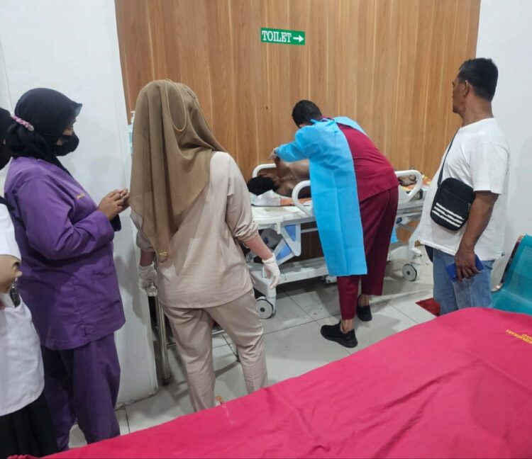 TEWAS KESETRUM LISTRIK: Sempat dirawat di RS Bhayangkara Medan akibat kesetrum arus listrik dan tubuhnya terbakar, seorang pria terduga pelaku pencurian besi berinisial YH akhirnya tewas.(Foto Dok/Polsek Medan Area)