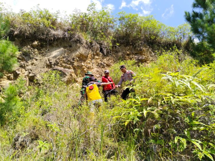 Patroli Terpadu Pencegahan Kebakaran Hutan dan Lahan dilaksanakan di wilayah hukum Polsek Harian. Kegiatan ini berlokasi di lokasi Perbukitan Desa Sianjur Mulamula Kecamatan Sianjur Mulamula Kabupaten Samosir. Minggu, (09/06/2024).