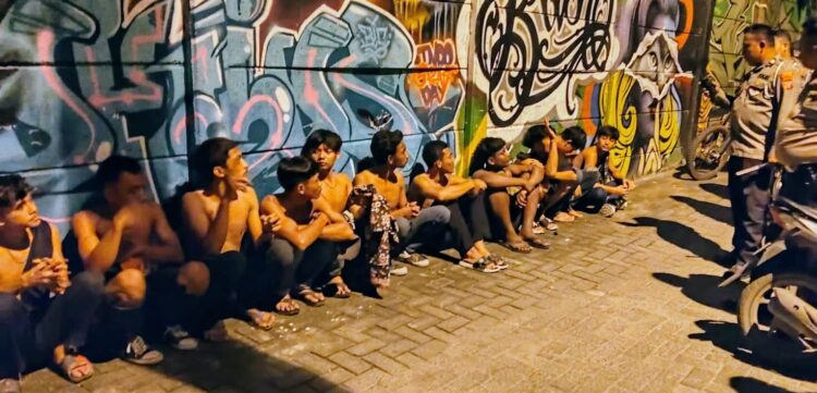DITANGKAP: Diduga akan tawuran, sejumlah anggota  geng motor di Labuhan Deli, ditangkap Tim Gabungan Polres Belawan, Polsek Medan Labuhan, Kodim 0201/BS dan Pemko Medan, Minggu (9/6/2024).(Foto Dok/Polres Belawan)