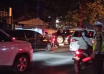Personel Satuan Lalu Lintas (Sat Lantas) Polresta Manado terus mengintensifkan kegiatan operasi “Silau Mata”. Operasi tersebut dilakukan di wilayah keramaian kota dengan menggunakan lampu biru sebagai tanda siaga. Langkah ini dilakukan sebagai bagian dari upaya pencegahan kecelakaan lalu lintas yang dapat terjadi karena cahaya yang terlalu terang di malam hari, Jumat (7/6/2024).