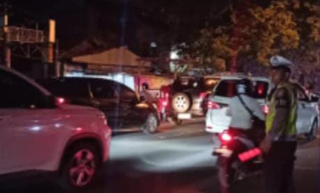 Personel Satuan Lalu Lintas (Sat Lantas) Polresta Manado terus mengintensifkan kegiatan operasi “Silau Mata”. Operasi tersebut dilakukan di wilayah keramaian kota dengan menggunakan lampu biru sebagai tanda siaga. Langkah ini dilakukan sebagai bagian dari upaya pencegahan kecelakaan lalu lintas yang dapat terjadi karena cahaya yang terlalu terang di malam hari, Jumat (7/6/2024).