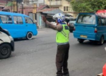 Satuan Lalu Lintas (Sat Lantas) melakukan serangkaian pengaturan lalu lintas yang intensif di berbagai titik jalan raya sebagai bagian dari upaya mereka untuk meningkatkan keamanan pengguna jalan. Dengan jumlah kendaraan yang terus meningkat, upaya seperti ini menjadi semakin penting untuk memastikan kelancaran dan keselamatan lalu lintas, Sabtu (8/6/2024).