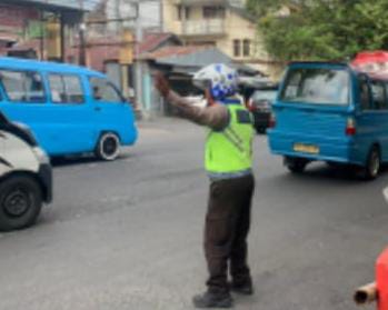 Satuan Lalu Lintas (Sat Lantas) melakukan serangkaian pengaturan lalu lintas yang intensif di berbagai titik jalan raya sebagai bagian dari upaya mereka untuk meningkatkan keamanan pengguna jalan. Dengan jumlah kendaraan yang terus meningkat, upaya seperti ini menjadi semakin penting untuk memastikan kelancaran dan keselamatan lalu lintas, Sabtu (8/6/2024).