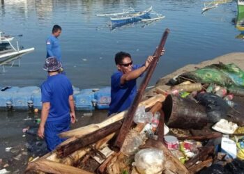 Hari Laut Sedunia 2024 dirayakan dengan semangat nyata di seluruh Indonesia, dengan Satuan Polisi Air dan Udara (Sat Polairud) Polresta Manado menjadi salah satu yang memimpin aksi bersih pantai dan laut serentak di berbagai lokasi, Sabtu (8/6/2024).
