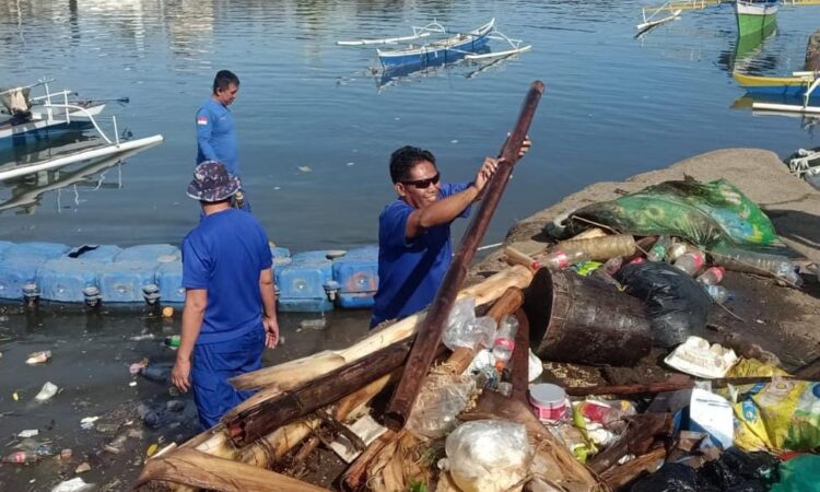 Hari Laut Sedunia 2024 dirayakan dengan semangat nyata di seluruh Indonesia, dengan Satuan Polisi Air dan Udara (Sat Polairud) Polresta Manado menjadi salah satu yang memimpin aksi bersih pantai dan laut serentak di berbagai lokasi, Sabtu (8/6/2024).