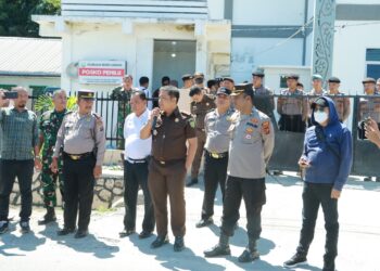 Polres Samosir melaksanakan pengawalan dan pengamanan terhadap aksi damai yang digelar oleh Dewan Pimpinan Cabang Lembaga Swadaya Masyarakat Pembela Kebenaran Rakyat (DPC LSM PAKAR) di Kabupaten Samosir. Aksi tersebut dimulai pada pukul 10.15 WIB, dengan titik kumpul di Simpang 4 Desa Parsaoran I, Kecamatan Pangururan. Senin, (10/06/2024).