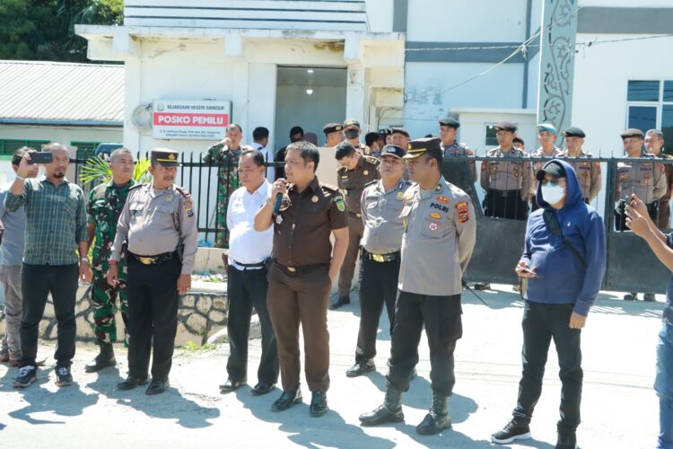 Polres Samosir melaksanakan pengawalan dan pengamanan terhadap aksi damai yang digelar oleh Dewan Pimpinan Cabang Lembaga Swadaya Masyarakat Pembela Kebenaran Rakyat (DPC LSM PAKAR) di Kabupaten Samosir. Aksi tersebut dimulai pada pukul 10.15 WIB, dengan titik kumpul di Simpang 4 Desa Parsaoran I, Kecamatan Pangururan. Senin, (10/06/2024).