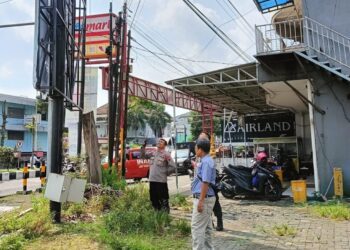 Seorang pria tersengat listrik saat memperbaiki pemasangan baliho di papan reklame Jalan Ahmad Yani, Kelurahan Kalikabong, Kabupaten Purbalingga, Senin (10/6/2024). Akibatnya korban meninggal dunia.