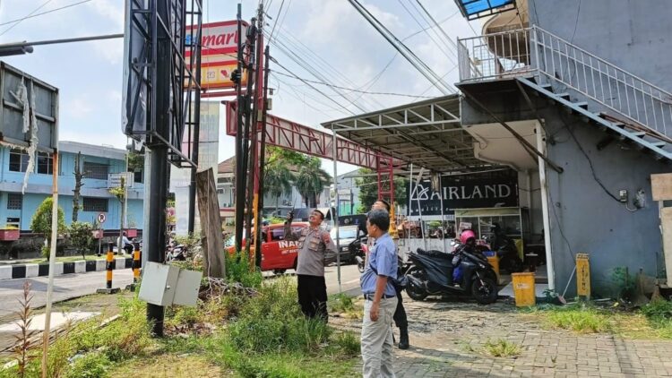 Seorang pria tersengat listrik saat memperbaiki pemasangan baliho di papan reklame Jalan Ahmad Yani, Kelurahan Kalikabong, Kabupaten Purbalingga, Senin (10/6/2024). Akibatnya korban meninggal dunia.