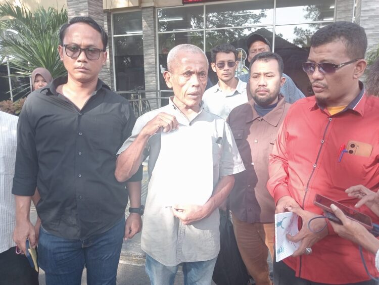 MELAPOR: Amran Toni didampingi penasehat hukumnya, Eka Putra Zakran, SH, MH melaporkan adiknya sekeluarga yang menjadi korban penculikan ke SPKT Mapolda Sumut, Senin (10/6). (Foto Dok/ T77)