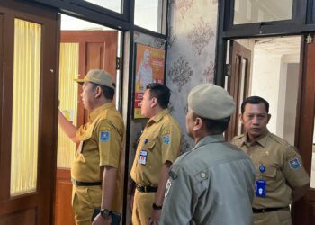 Sekretaris Daerah Kota Tegal, Agus Dwi Sulistyantono melakukan sidak ke ruangan-ruangan OPD saat Apel sedang berlangsung pada Senin (10/06/2024) pagi.