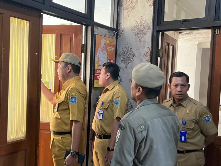 Sekretaris Daerah Kota Tegal, Agus Dwi Sulistyantono melakukan sidak ke ruangan-ruangan OPD saat Apel sedang berlangsung pada Senin (10/06/2024) pagi.