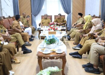 Penjabat (Pj) Bupati Aceh Utara, Dr. Drs. Mahyuzar, M.Si memimpin rapat terkait pengendalian inflasi dan percepatan penanggulangan TBC. Rapat yang berlangsung di ruang rapat pendopo, Senin (10/6/2024).