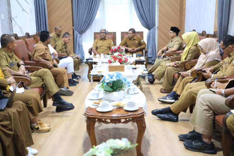 Penjabat (Pj) Bupati Aceh Utara, Dr. Drs. Mahyuzar, M.Si memimpin rapat terkait pengendalian inflasi dan percepatan penanggulangan TBC. Rapat yang berlangsung di ruang rapat pendopo, Senin (10/6/2024).
