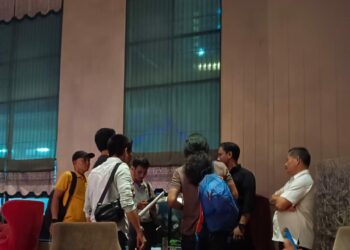 BERDEBAT: Para pelaku yang mengaku dari Polda Mertro Jaya berdebat alot dengan personel Polda Sumut saat berlangsung penangkapan diHotel Grand City Hall Medan, Senin (10/6) sekira pukul 19.30 WIB. (Foto: Dok/ PH)