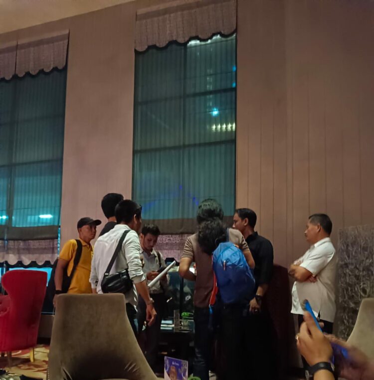 BERDEBAT: Para pelaku yang mengaku dari Polda Mertro Jaya berdebat alot dengan personel Polda Sumut saat berlangsung penangkapan diHotel Grand City Hall Medan, Senin (10/6) sekira pukul 19.30 WIB. (Foto: Dok/ PH)