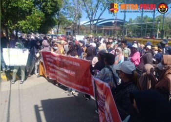 Rumpun Keluarga Besar Borong Untie kembali menggelar unjuk rasa di depan Polres Pangkep, Selasa (11/6/2024).