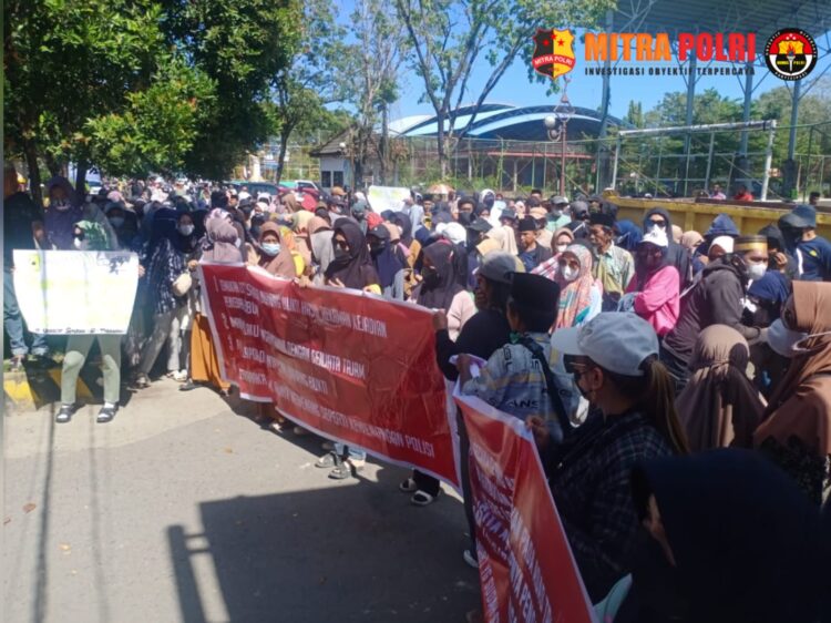 Rumpun Keluarga Besar Borong Untie kembali menggelar unjuk rasa di depan Polres Pangkep, Selasa (11/6/2024).