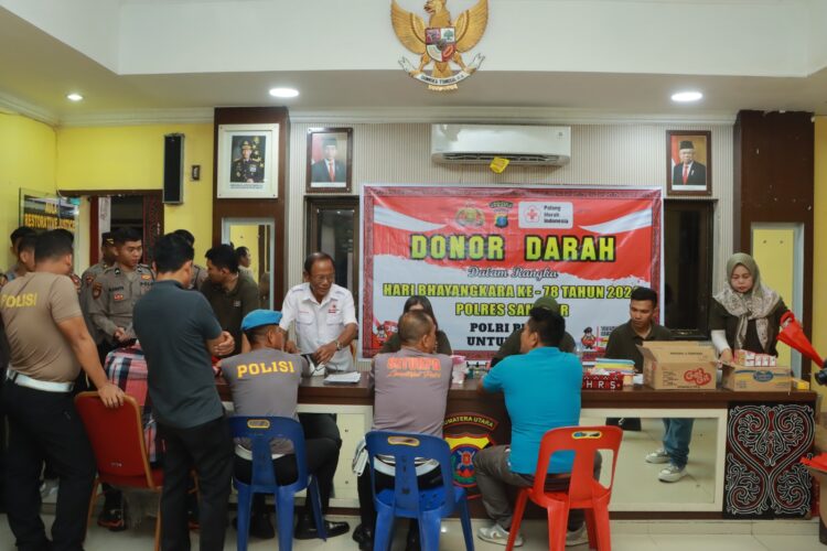 Keluarga Besar Polres Samosir yang dipimpin oleh Kapolres Samosir AKBP Yogi Hardiman, S.H., S.I.K., M.H., mengadakan kegiatan donor darah yang melibatkan seluruh jajaran Polres Selasa (11/06/2024).
