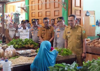 Pj Wali Kota Sabang Reza Fahlevi bersama Kapolres Sabang AKBP Erwan, Kepala Disperindagkop dan UKM Sabang Rinaldi Syahputra beserta jajaran, melakukan peninjauan ke pasar tradisional Kota Sabang.