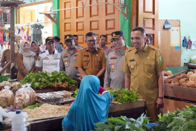 Pj Wali Kota Sabang Reza Fahlevi bersama Kapolres Sabang AKBP Erwan, Kepala Disperindagkop dan UKM Sabang Rinaldi Syahputra beserta jajaran, melakukan peninjauan ke pasar tradisional Kota Sabang.