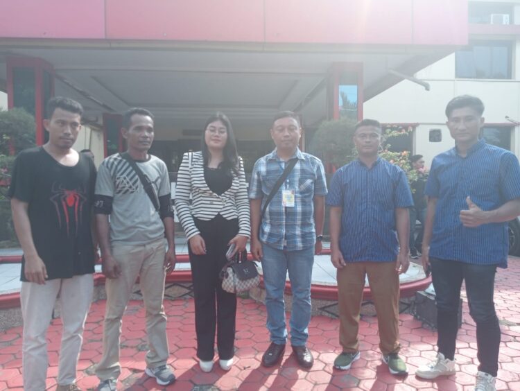 PENUHI PANGGILAN: Saksi pelapor Hotber Tua Panggabean memenuhi undangan Ditreskrimum Polda Sumut, Selasa (11/6/). (Foto: Dok/T77)