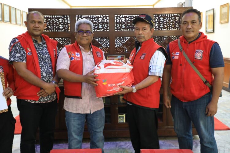 Penjabat (Pj.) Bupati Aceh Utara, Dr. Drs. Mahyuzar, M.Si, didampingi oleh Kepala Dinas Sosial Pemberdayaan Perempuan dan Perlindungan Anak (Dinsos P3A) Iskandar, S.STP, MSM, menerima langsung bantuan dari Penjabat (Pj.) Gubernur Aceh, Bustami Hamzah, SE, M.Si. Bantuan ini diserahkan melalui Dinas Sosial Aceh dan diterima di Pendopo Bupati Aceh Utara. Selasa (11/06/24).