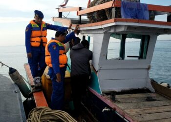 Personel Satpolairud Polres Lhokseumawe menggelar patroli di perairan di wilayah hukum Polres Lhokseumawe, dalam kegiatan ini personel juga memberikan himbauan kepada nelayan, rabu (12/6/2024).