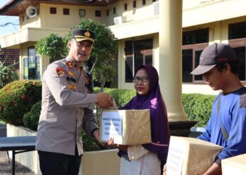 Polres Ogan Ilir mengadakan kegiatan bakti sosial dengan memberikan paket sembako kepada petugas kebersihan di lingkungan Mapolres Ogan Ilir. Acara ini dilaksanakan pada Rabu, 12 Juni 2024, sekitar pukul 10.00 WIB di halaman Mapolres Ogan Ilir.