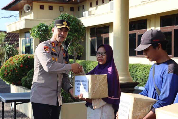 Polres Ogan Ilir mengadakan kegiatan bakti sosial dengan memberikan paket sembako kepada petugas kebersihan di lingkungan Mapolres Ogan Ilir. Acara ini dilaksanakan pada Rabu, 12 Juni 2024, sekitar pukul 10.00 WIB di halaman Mapolres Ogan Ilir.