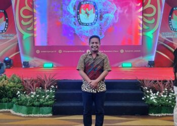 Ketua Divisi Sosialisasi, Pendidikan Pemilih, Partisipasi Masyarakat, dan Sumber Daya Manusia (Sosdiklih, Parmas, dan SDM) KPU Kabupaten Nias Barat, Soziduhu Gulo, M.Pd