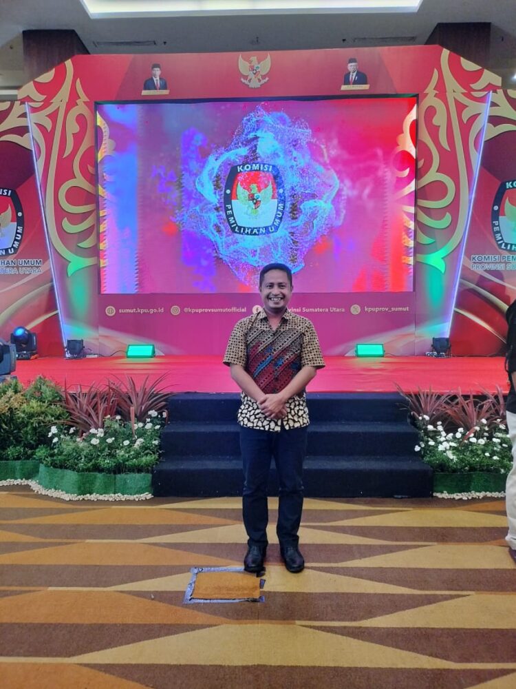 Ketua Divisi Sosialisasi, Pendidikan Pemilih, Partisipasi Masyarakat, dan Sumber Daya Manusia (Sosdiklih, Parmas, dan SDM) KPU Kabupaten Nias Barat, Soziduhu Gulo, M.Pd