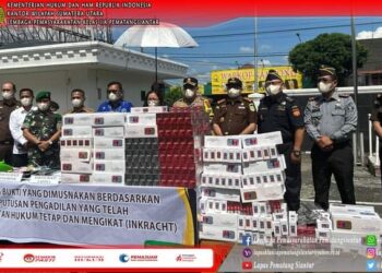 Kalapas Kelas IIA Pematangsiantar, M. Pithra Jaya Saragih menghadiri Acara Pemusnahan Barang Bukti Pada Kejaksaan Negeri Pematangsiantar. Kegiatan ini dilaksanakan pada Selasa, 11 Juni 2024 Pukul 13:00 Wib di kantor Kejaksaan Negeri Pematangsiantar.