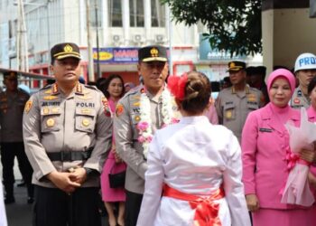 Kapolda Sulut, Irjen Pol Yudhiawan, SH, SIK, MH, M.Si beserta rombongan kunjungi Polresta Manado. Kehadiran beliau bukan hanya sebagai kunjungan rutin, tetapi juga sebagai momen untuk memperkuat sinergi antara Polda Sulut dengan satuan wilayah jajaran, kali ini Polresta Manado, Senin (10/6/2024).