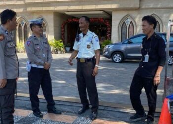 Personel Polresta Manado kembali melaksanakan operasi rutin yang dikenal dengan “Paja Somat pada Minggu pagi ini, untuk memastikan kenyamanan dan keamanan masyarakat yang tengah melaksanakan ibadah minggu, Minggu (9/6/2024).