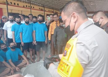 REBUS : Kapolresta Deliserdang Kombes Pol Raphael Sandhy Cahya Priambodo, memasukkan sabu ke dalam air yang sudah mendidih, untuk dimusnahkan, Rabu (12/6/2024). (Foto Dok/T77)